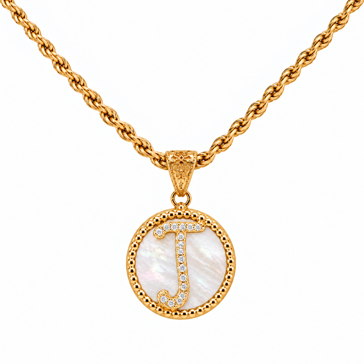 collana con pendente "lettera" grande madreperla dorato