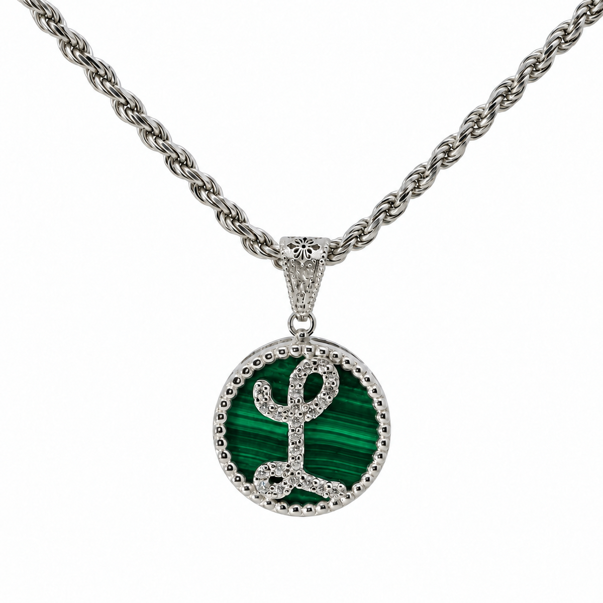 collana con pendente "lettera" piccolo malachite bianco rodiato