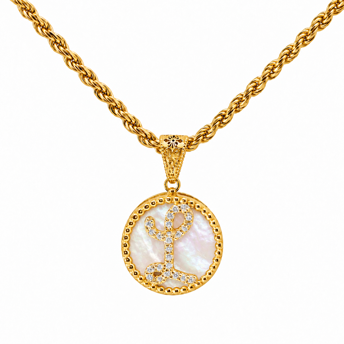 collana con pendente "lettera" piccolo madreperla dorato
