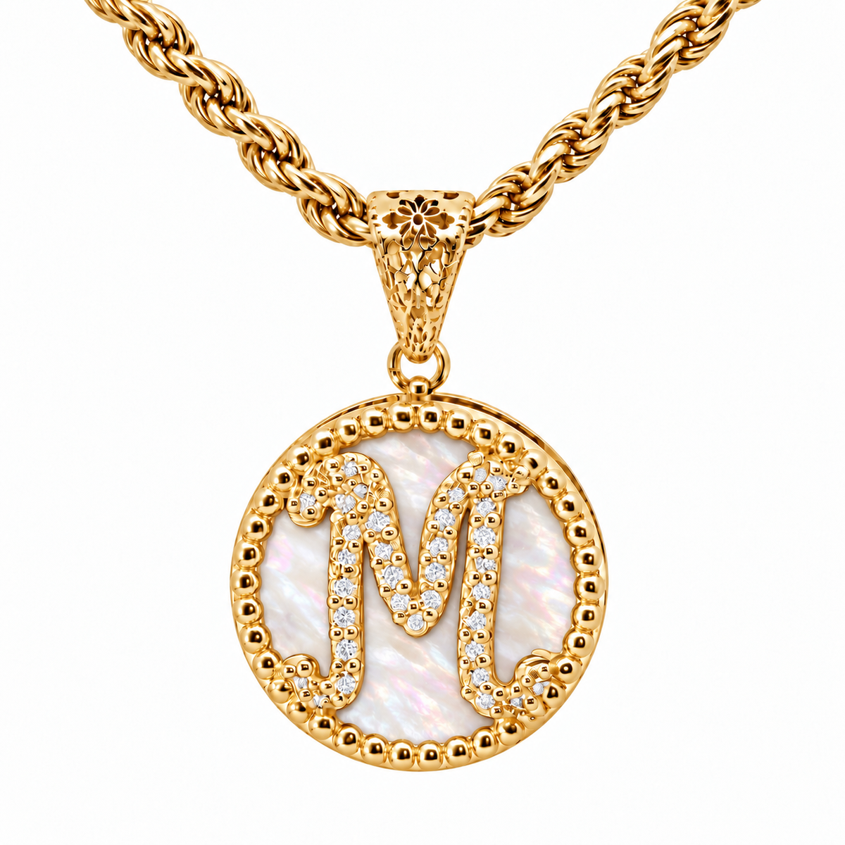 collana con pendente "lettera" grande madreperla dorato