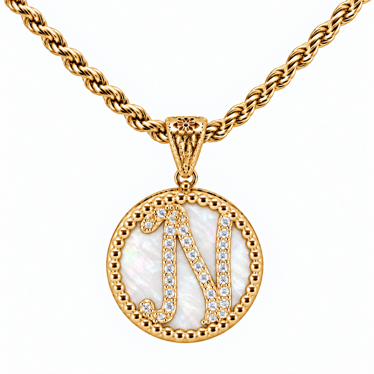 collana con pendente "lettera" grande madreperla dorato