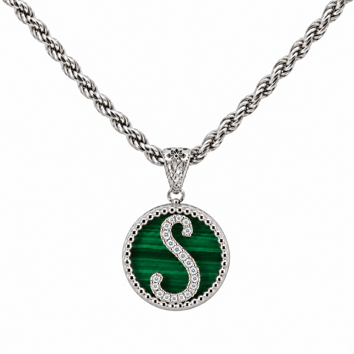 collana con pendente "lettera" piccolo malachite bianco rodiato