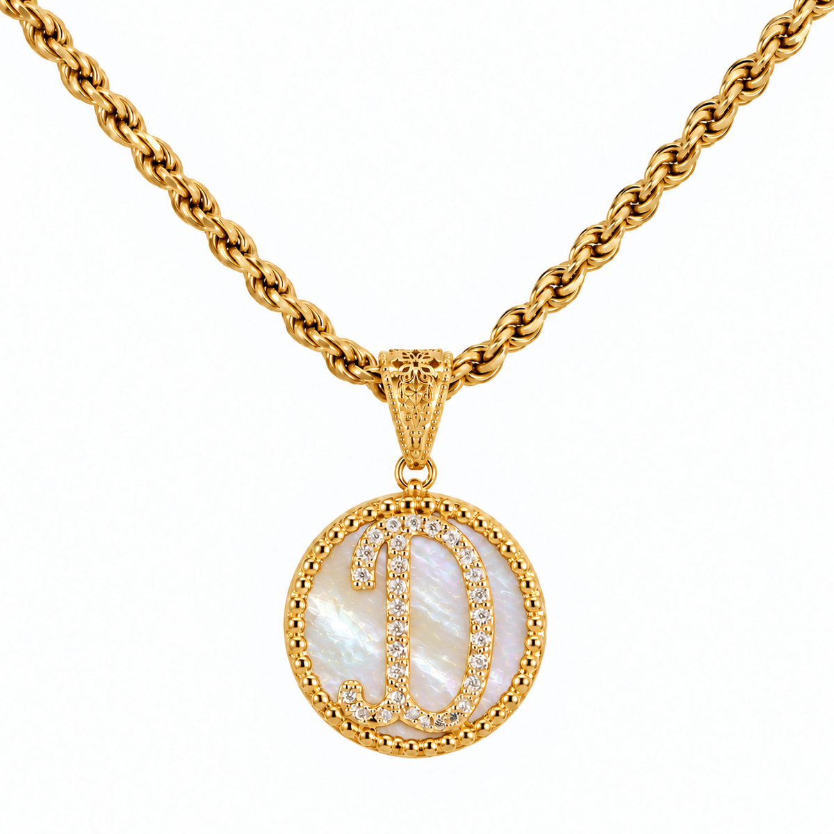 collana con pendente "lettera" piccolo madreperla dorato
