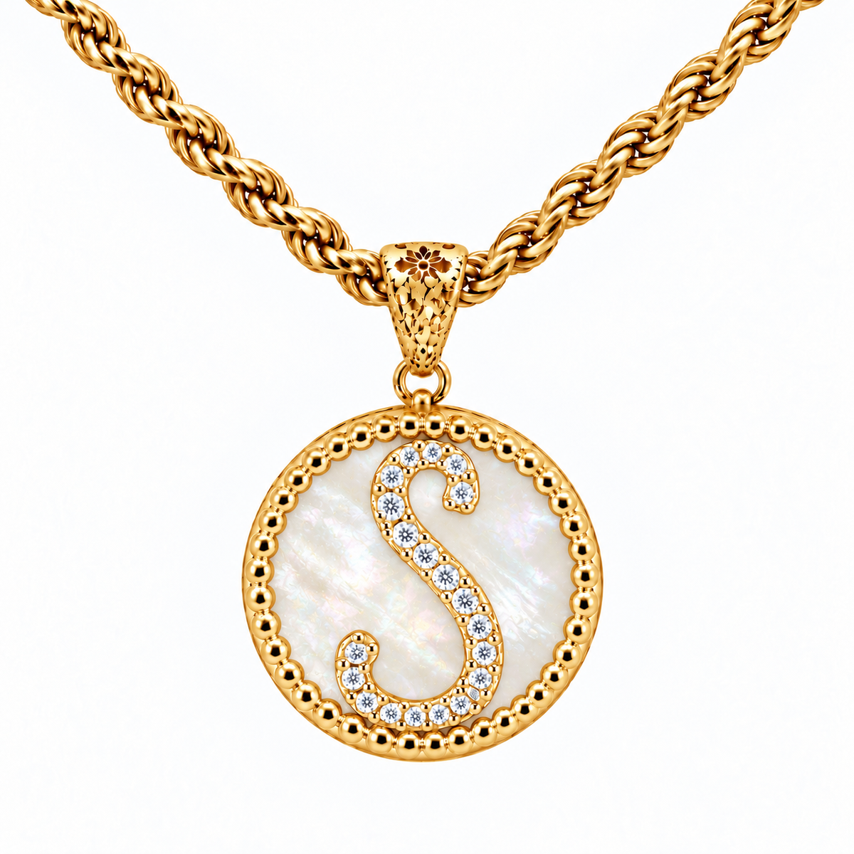collana con pendente "lettera" grande madreperla dorato